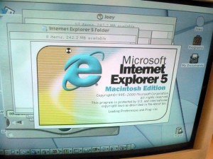 "Microsoft Internet Explorer 5 Macintosh Edition" splash screen