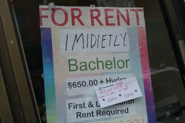 Sign: “For rent IMIDIETLY”