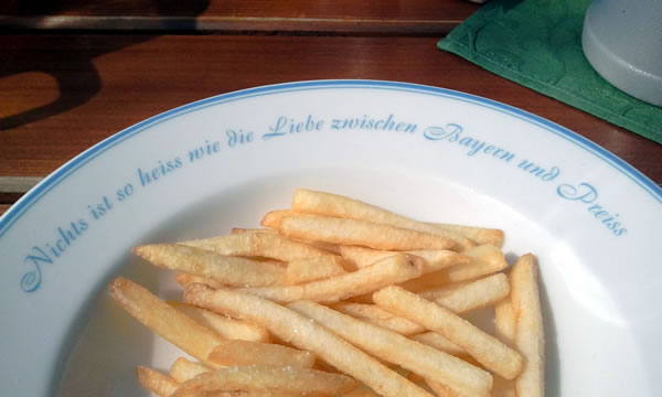 Plate of frites with the monogram "Nichts ist so heiss wie die Liebe zwischen Bayern und Preisse"