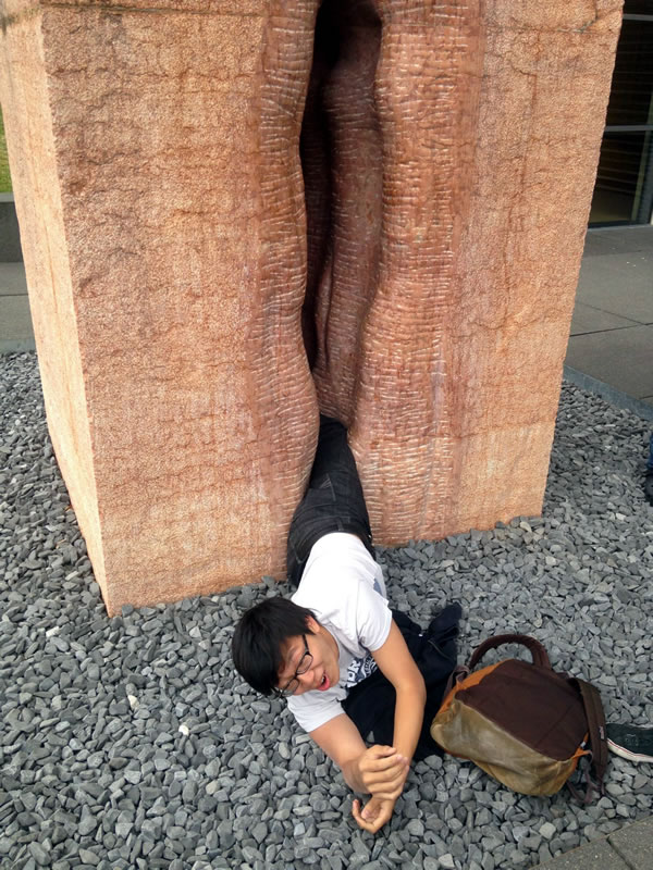 guy trapped in giant vagina statue
