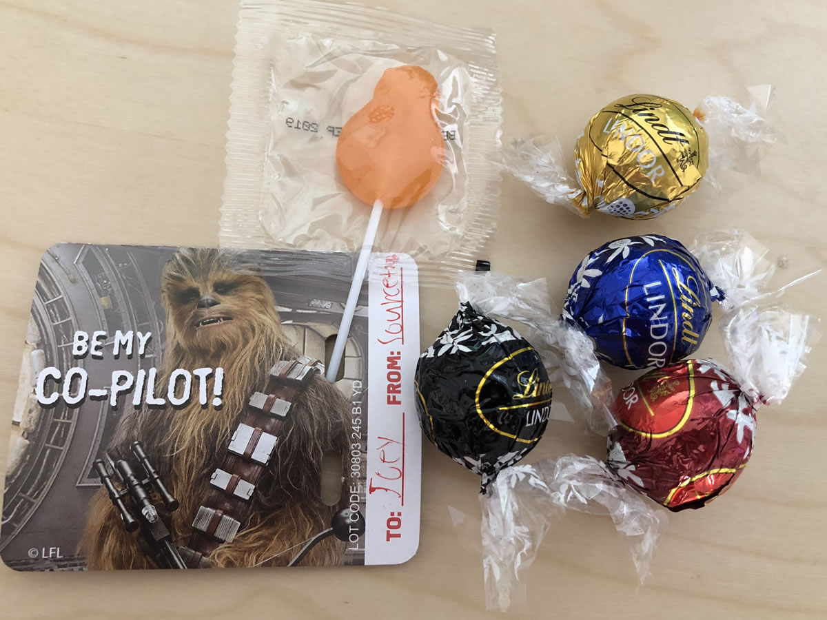 Card featuring Chewbacca featuring 'Be my copilot!', a lollipop, and 4 Lindt chocolates.