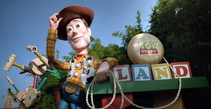 Photo: The giant statue of Woody from “Toy Story” and the sign marking the entrance to Toy Land.