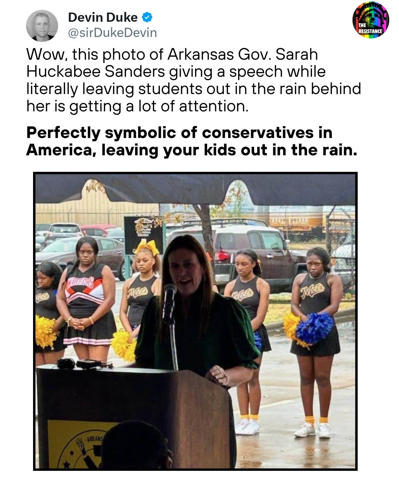 Sarah-Huckabee-Sanders-leaving-kids-in-the-rain